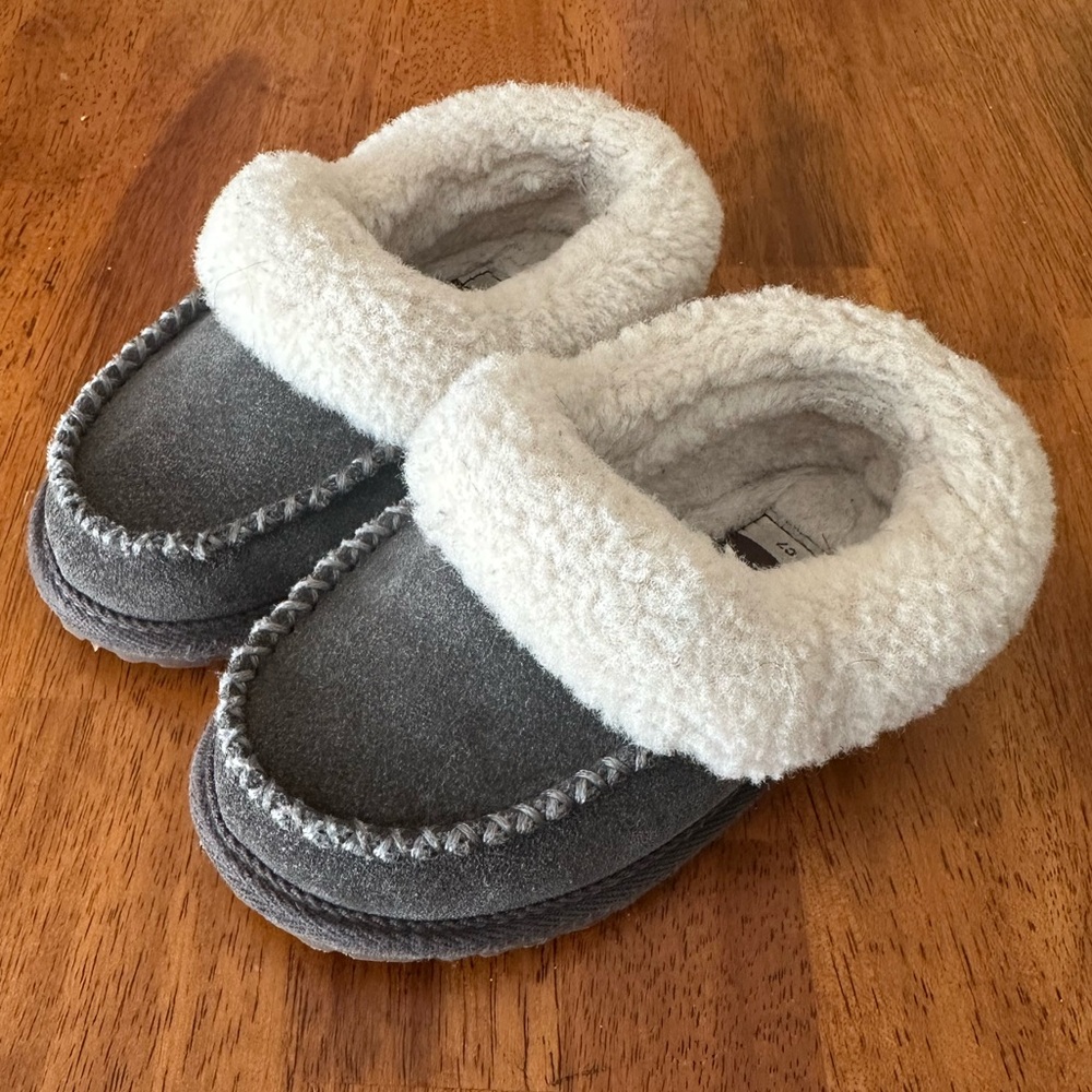 Manitobah Mukluks Soft Gray Baby Moccasins Soft Lining Rubber Lined Sole